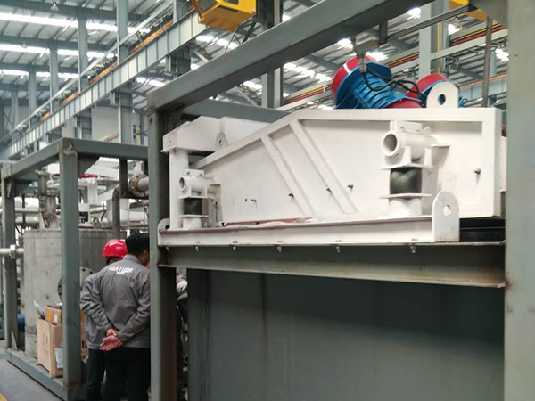 振動篩設(shè)備-重型直線振動篩塑料篩分大型工廠流水線展示圖